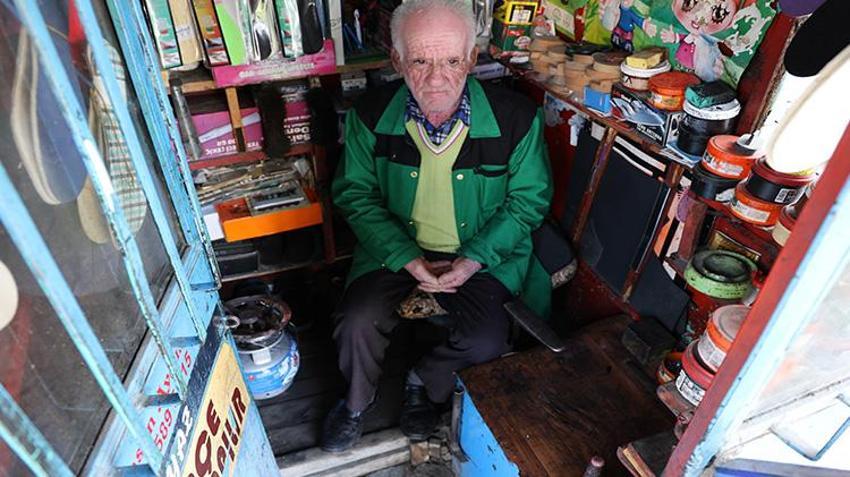 Baba mesleğini devam ettirdi, 2 metrekarelik barakada 45 yıldır çalışıyor! "Benim zamanım geçti"