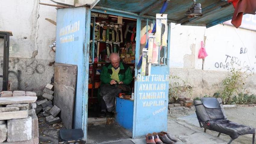 Baba mesleğini devam ettirdi, 2 metrekarelik barakada 45 yıldır çalışıyor! "Benim zamanım geçti"