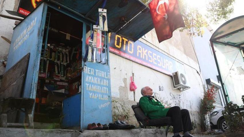 Baba mesleğini devam ettirdi, 2 metrekarelik barakada 45 yıldır çalışıyor! "Benim zamanım geçti"