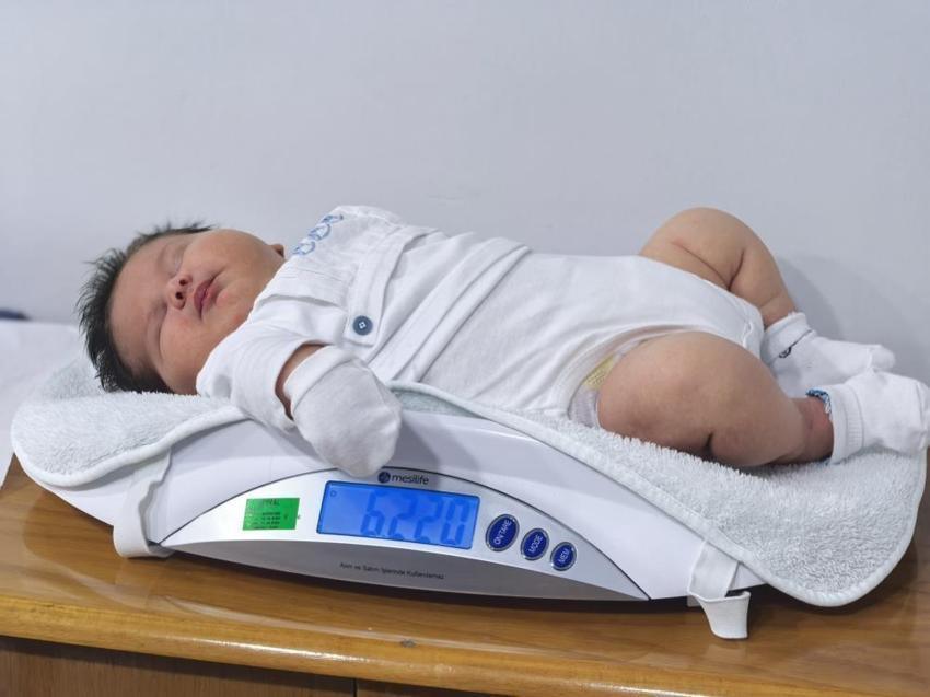 Bursa'da doğan bebek kilosu ve boyuyla görenleri hayrete düşürdü!