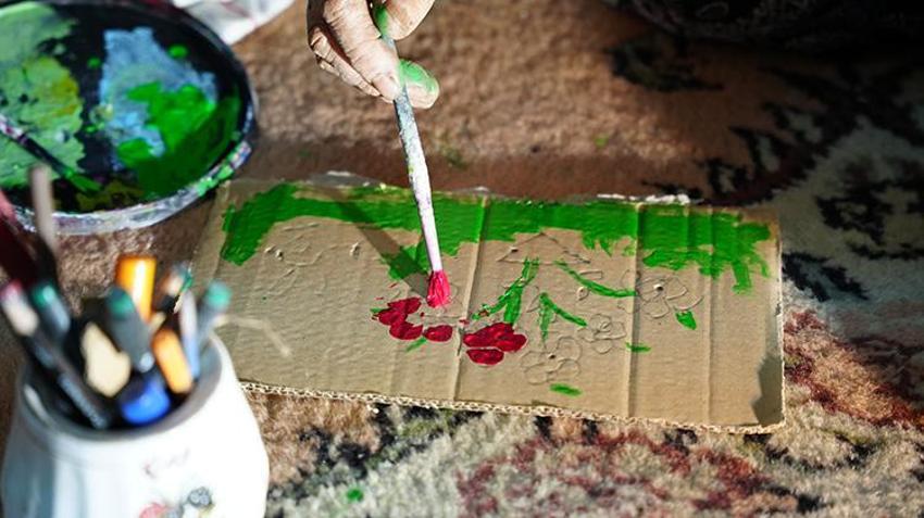 Koyun güdüyor, masal kahramanlarını resmediyor: 73'lük Hakime teyze evini galeriye çevirdi!