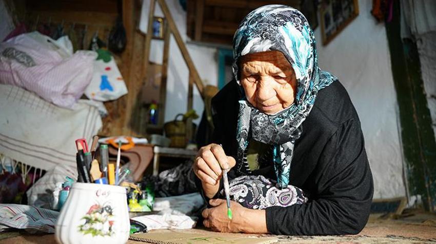 Koyun güdüyor, masal kahramanlarını resmediyor: 73'lük Hakime teyze evini galeriye çevirdi!
