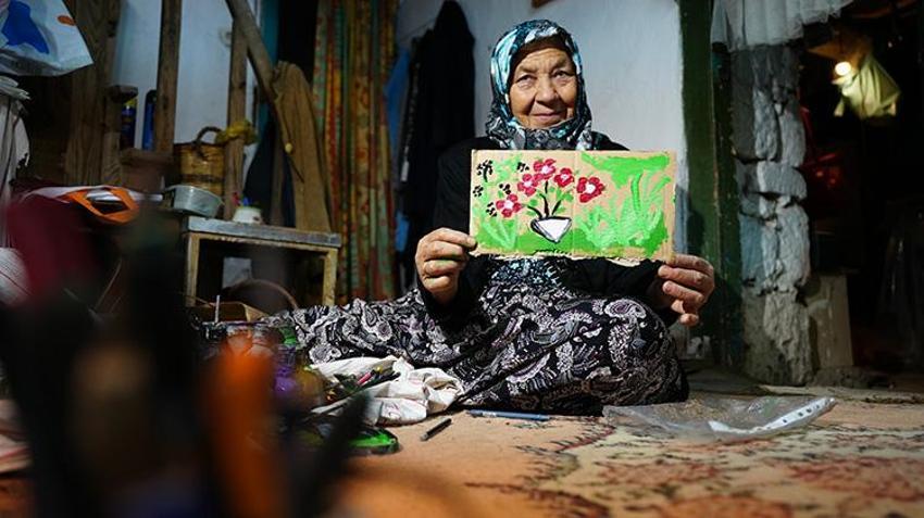 Koyun güdüyor, masal kahramanlarını resmediyor: 73'lük Hakime teyze evini galeriye çevirdi!