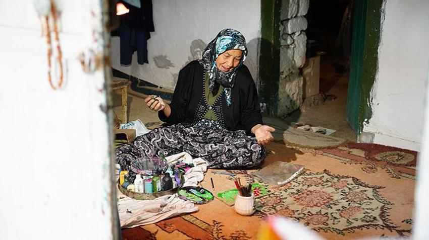 Koyun güdüyor, masal kahramanlarını resmediyor: 73'lük Hakime teyze evini galeriye çevirdi!