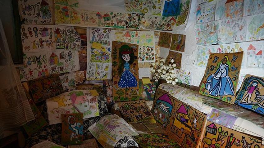 Koyun güdüyor, masal kahramanlarını resmediyor: 73'lük Hakime teyze evini galeriye çevirdi!