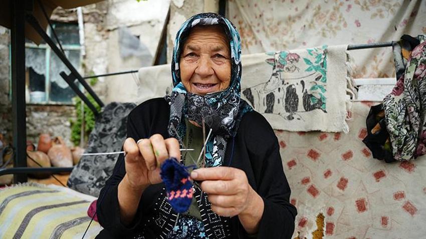 Koyun güdüyor, masal kahramanlarını resmediyor: 73'lük Hakime teyze evini galeriye çevirdi!