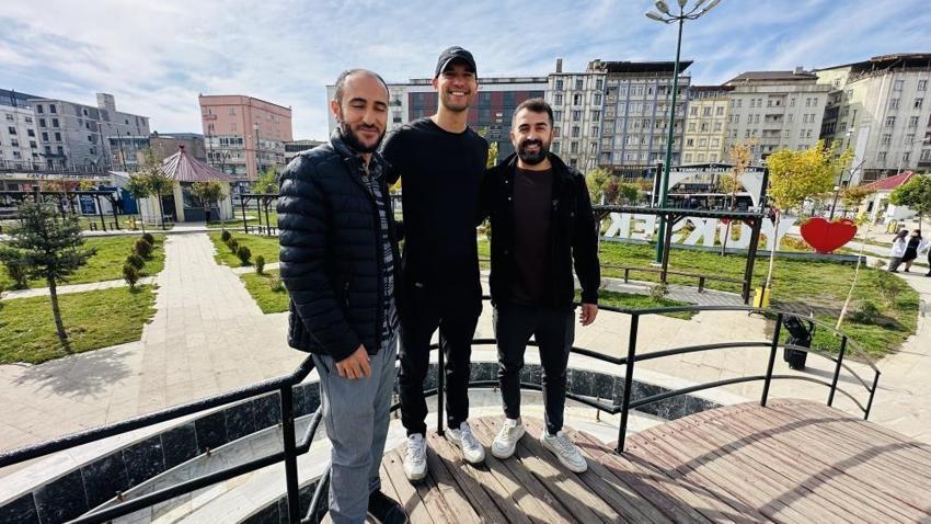 Amerikalı gezginin son durağı Hakkari Yüksekova oldu! Otostopla geldi, baklavaya hayran kaldı