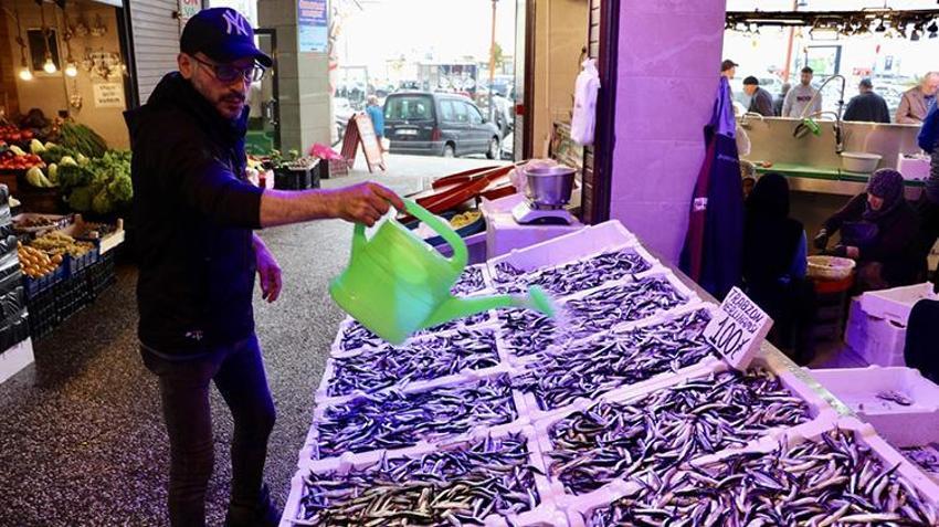 Denizde bereket var ama fiyatlar uçtu! Trabzon'da hamsi 100 TL'den tezgâhta