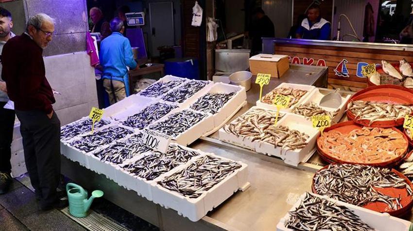 Denizde bereket var ama fiyatlar uçtu! Trabzon'da hamsi 100 TL'den tezgâhta