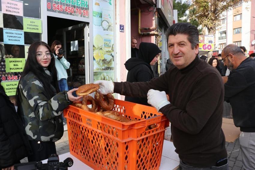 Sivas'ta öğretmenle sohbet ederken aklına geldi! Sabah kalkıp hepsini bedavaya dağıttı
