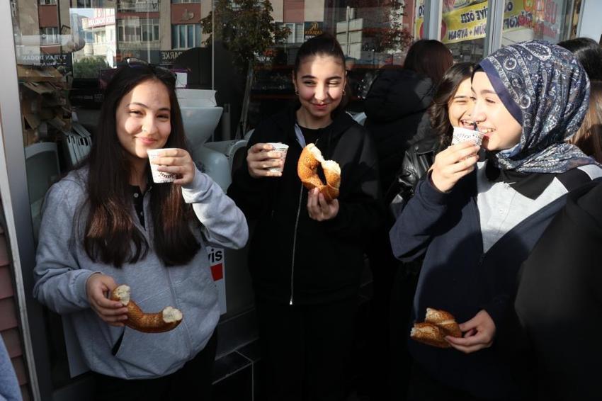 Sivas'ta öğretmenle sohbet ederken aklına geldi! Sabah kalkıp hepsini bedavaya dağıttı