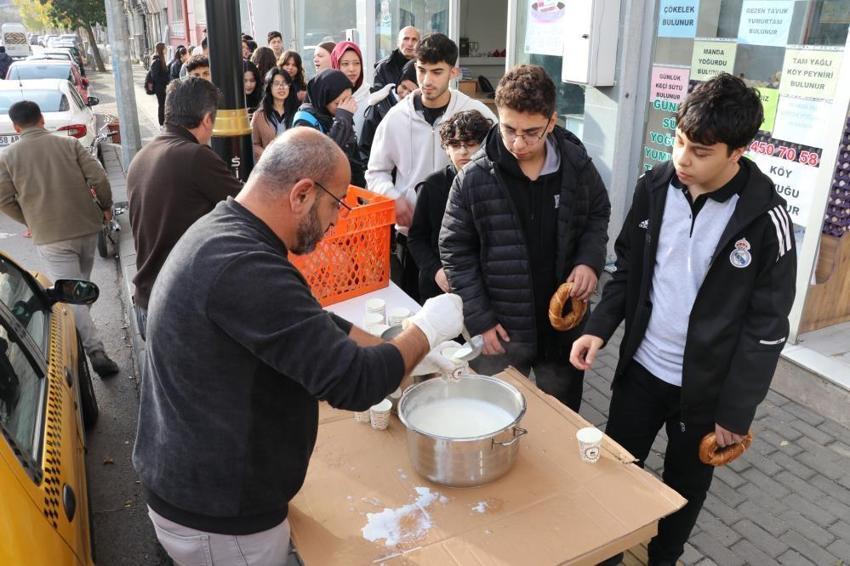 Sivas'ta öğretmenle sohbet ederken aklına geldi! Sabah kalkıp hepsini bedavaya dağıttı