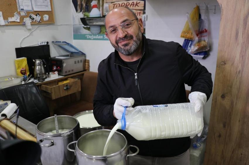 Sivas'ta öğretmenle sohbet ederken aklına geldi! Sabah kalkıp hepsini bedavaya dağıttı