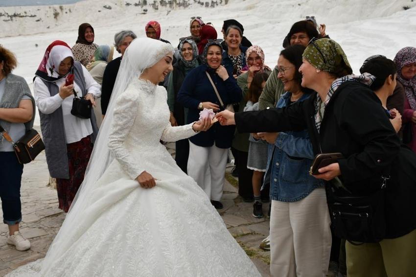 Gelin ve damada travertenlerde sürpriz! Denizli'de turistler kuyruğa girdi