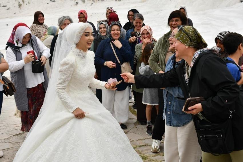 Gelin ve damada travertenlerde sürpriz! Denizli'de turistler kuyruğa girdi