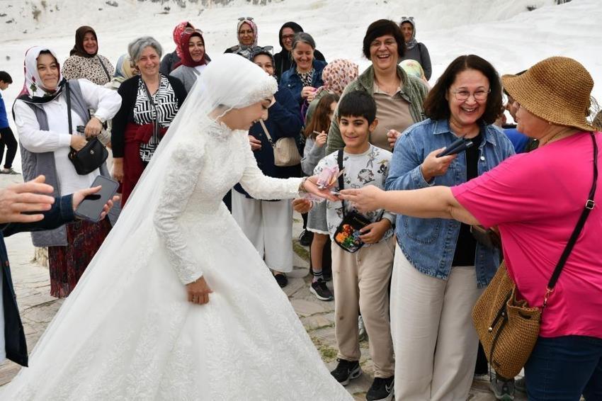 Gelin ve damada travertenlerde sürpriz! Denizli'de turistler kuyruğa girdi