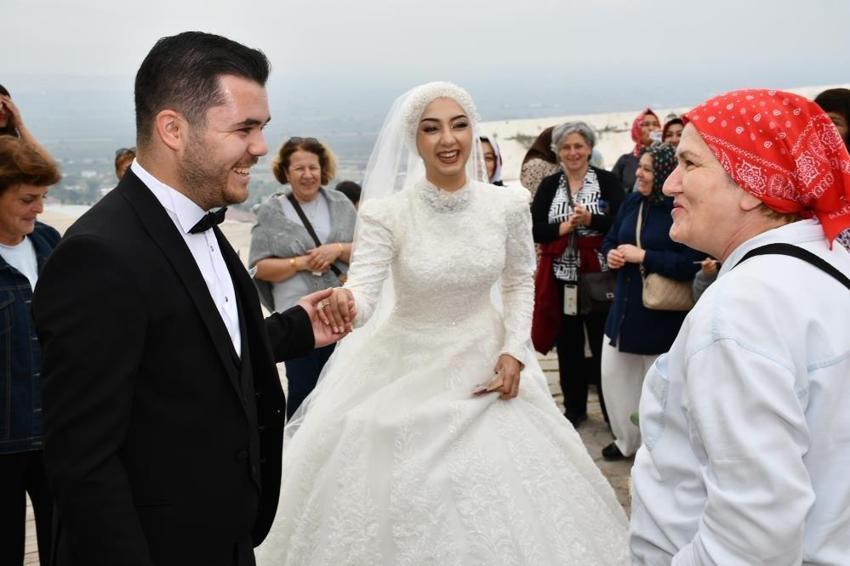 Gelin ve damada travertenlerde sürpriz! Denizli'de turistler kuyruğa girdi