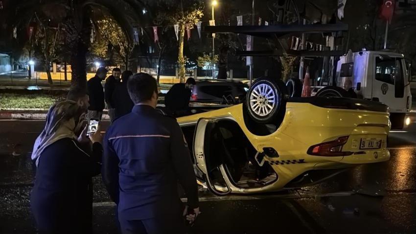 Vatan Caddesi'nde korkunç an! Yol çöktü taksi kaza yaptı