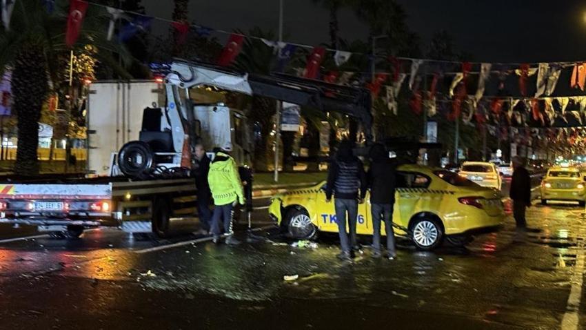 Vatan Caddesi'nde korkunç an! Yol çöktü taksi kaza yaptı