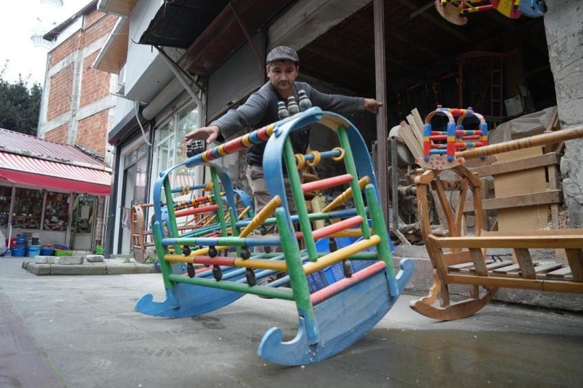 Mesleği sürdürmek için zamana meydan okuyor! Dede yadigârı ahşap beşik geleneğini yaşatıyor