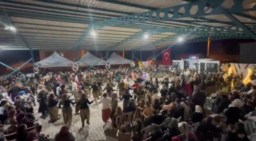 Tekirdağ'da bir ilk: 2 bin kadın şalvarları giydi, davul zurna eşliğinde halaylarla köy kültürünü yaşattı!