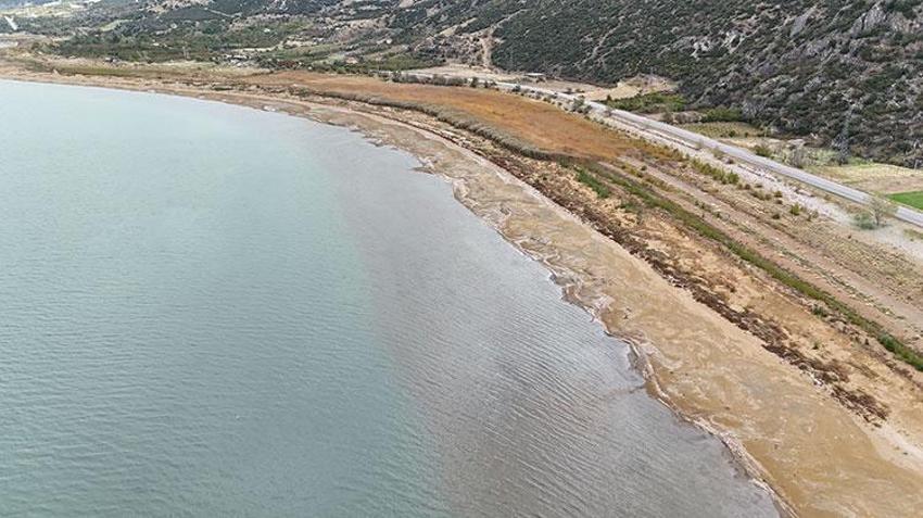 Yedi renkli Eğirdir Gölü, su seviyesi düşse de büyülemeye devam ediyor! Nefes kesen manzaraları havadan görüntülendi!