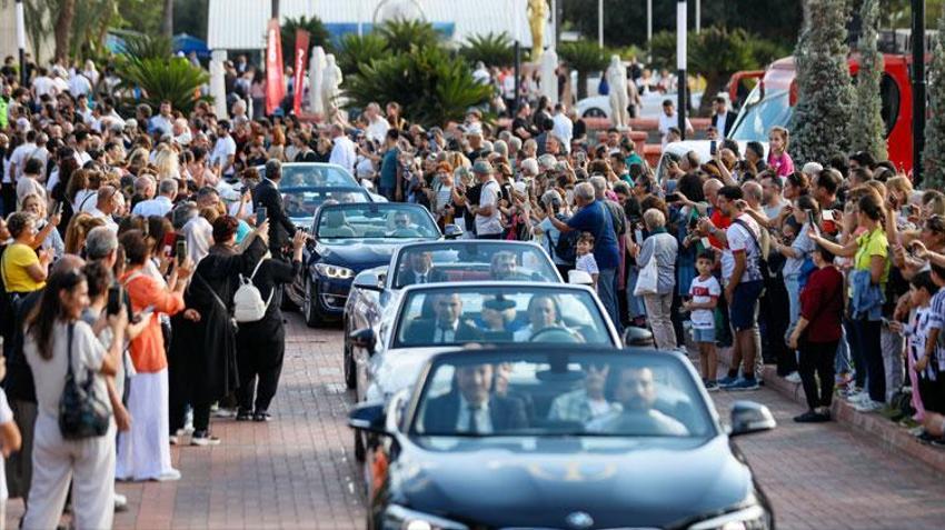 Antalya 62’nci Altın Portakal! Geleneksel kortej yapıldı, ünlü sanatçılar vatandaşları selamladı