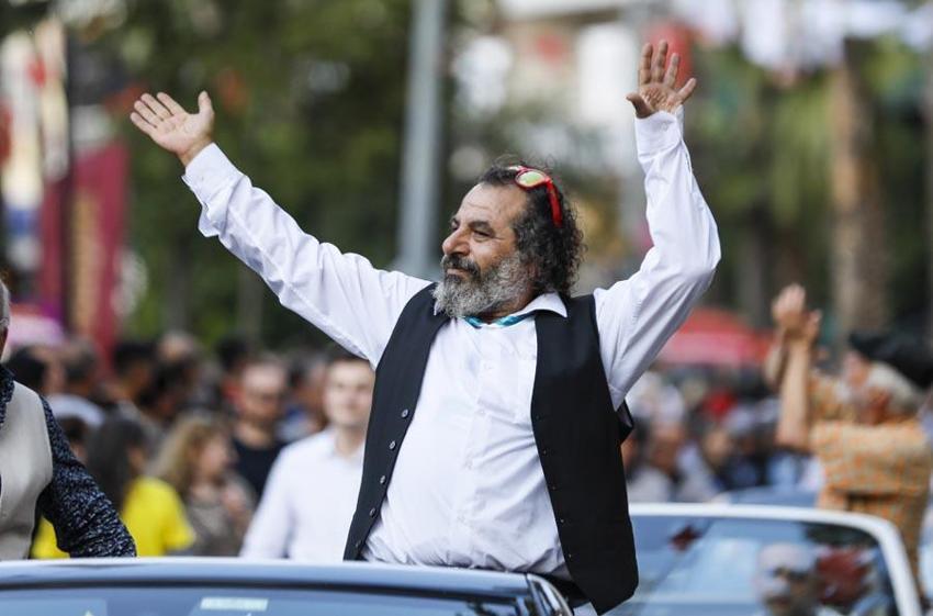 Antalya 62’nci Altın Portakal! Geleneksel kortej yapıldı, ünlü sanatçılar vatandaşları selamladı