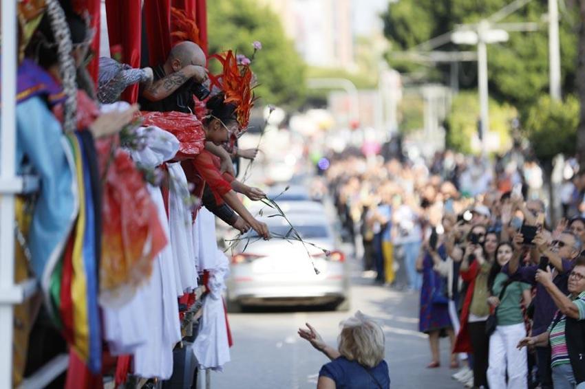 Antalya 62’nci Altın Portakal! Geleneksel kortej yapıldı, ünlü sanatçılar vatandaşları selamladı