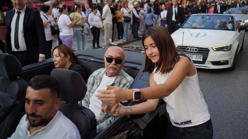 Antalya 62’nci Altın Portakal! Geleneksel kortej yapıldı, ünlü sanatçılar vatandaşları selamladı