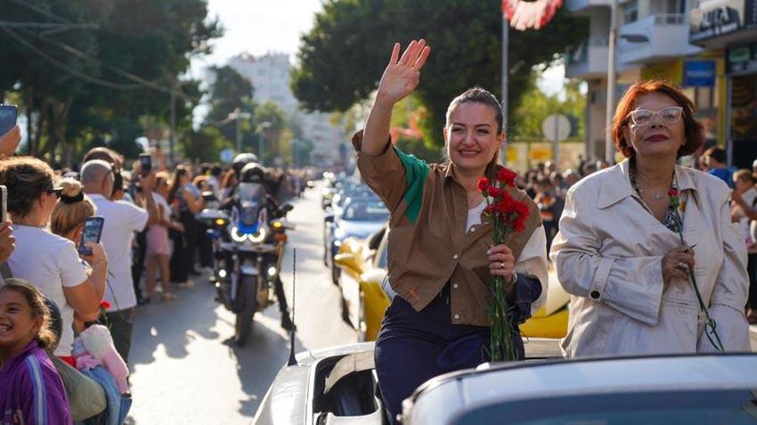 Antalya 62’nci Altın Portakal! Geleneksel kortej yapıldı, ünlü sanatçılar vatandaşları selamladı