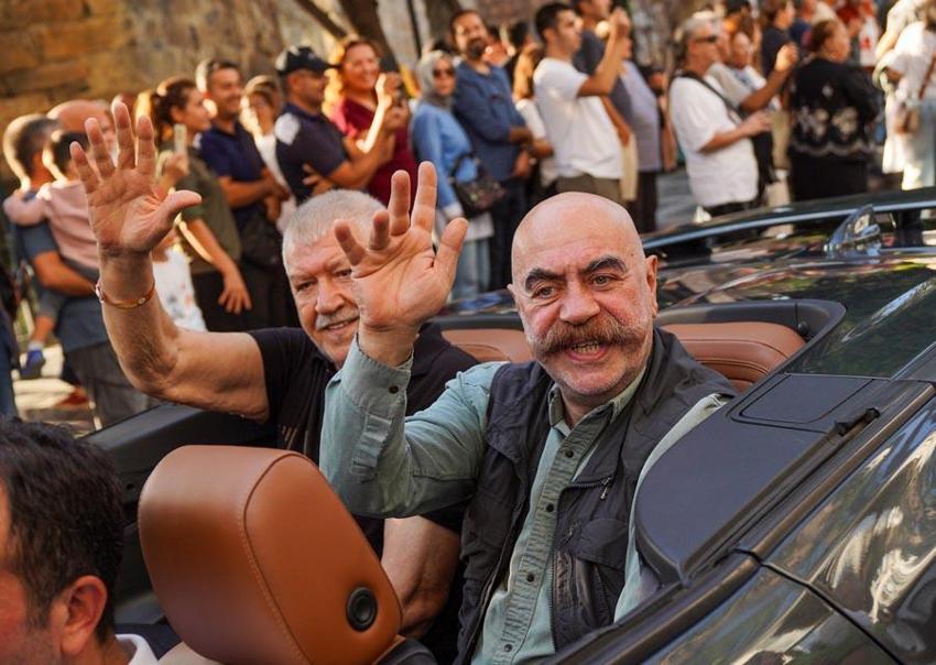 Antalya 62’nci Altın Portakal! Geleneksel kortej yapıldı, ünlü sanatçılar vatandaşları selamladı