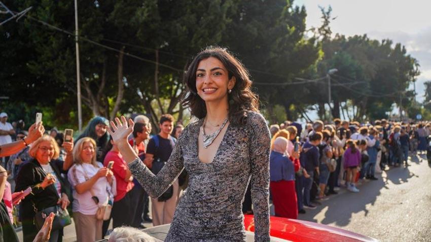 Antalya 62’nci Altın Portakal! Geleneksel kortej yapıldı, ünlü sanatçılar vatandaşları selamladı