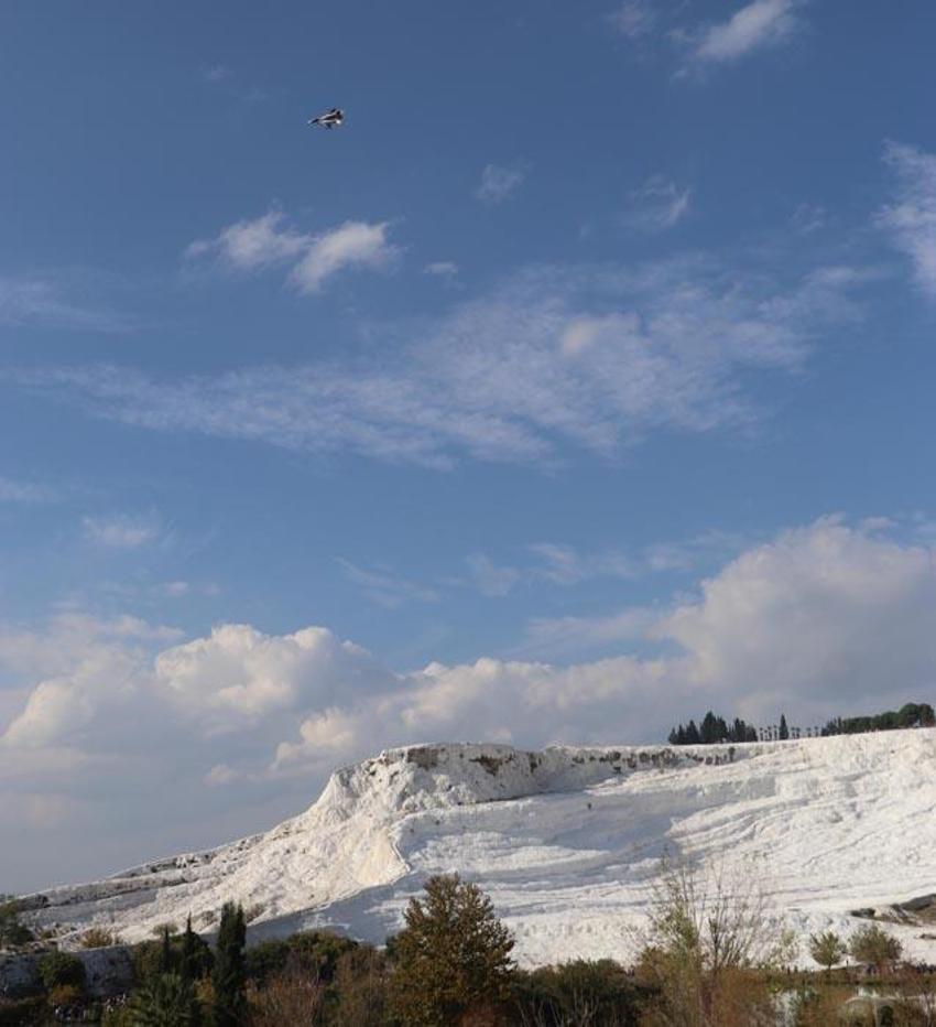 Denzli'de nefes kesen anlar! SOLOTÜRK'ten Pamukkale'de gösteri uçuşu