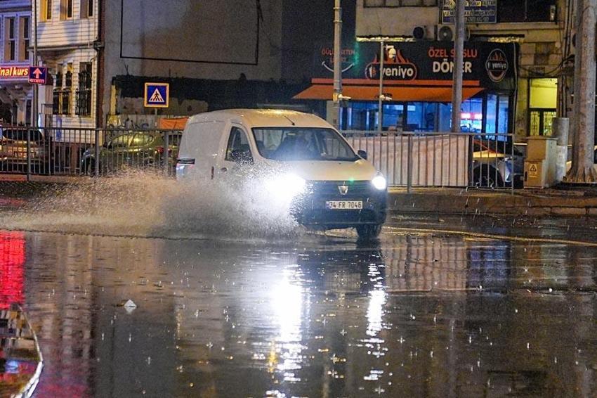 Yağmur ve gök gürültülü sağanak yağışlar kuvvetli geliyor! Meteoroloji 19 ili sel ve su baskınlarına karşı uyardı