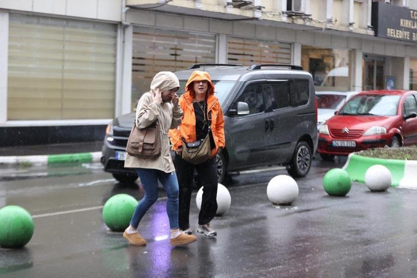Yağmur ve gök gürültülü sağanak yağışlar kuvvetli geliyor! Meteoroloji 19 ili sel ve su baskınlarına karşı uyardı