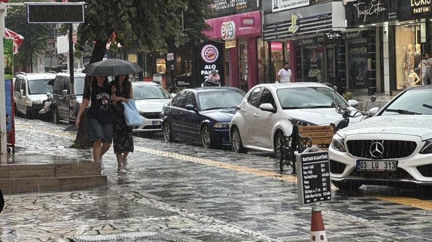 Yağmur ve gök gürültülü sağanak yağışlar kuvvetli geliyor! Meteoroloji 19 ili sel ve su baskınlarına karşı uyardı