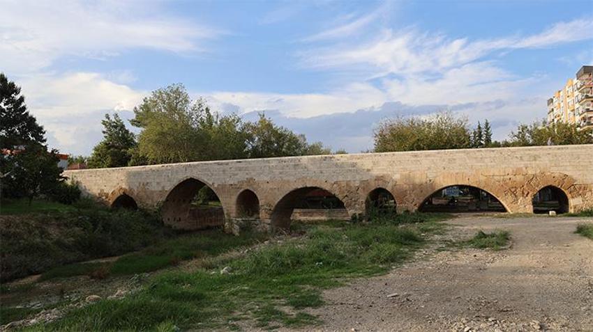 Tarih kurudu! Çukurova'nın üçüncüsüydü, Roma Köprüsü suya hasret kaldı
