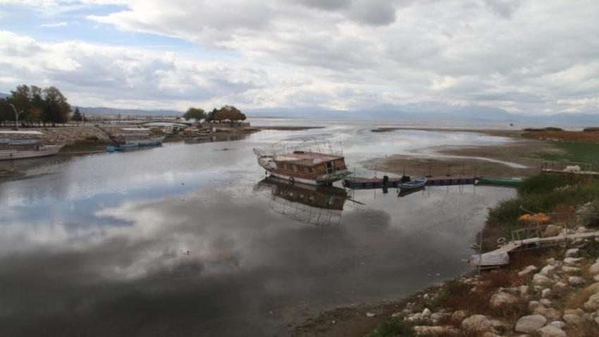 Konya’nın bu gölünde endişelendiren manzara! Balıkçılar ağ attıkları yerde yürüyor