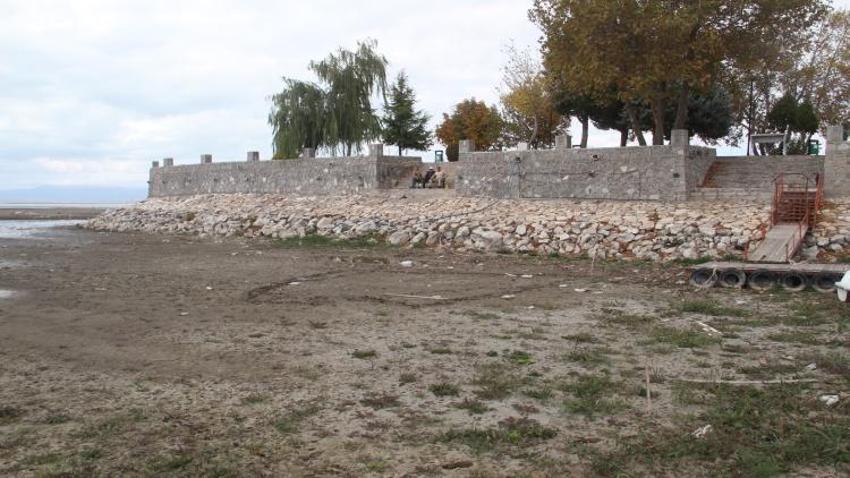 Konya’nın bu gölünde endişelendiren manzara! Balıkçılar ağ attıkları yerde yürüyor