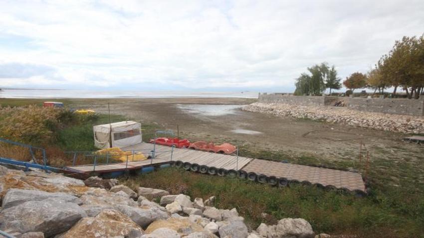 Konya’nın bu gölünde endişelendiren manzara! Balıkçılar ağ attıkları yerde yürüyor