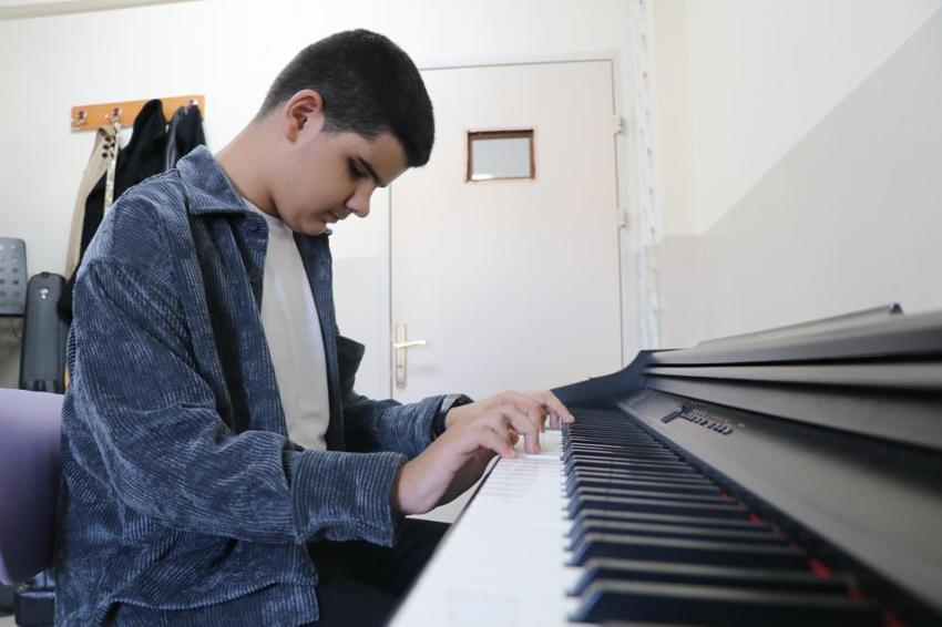 Görmüyor ama duyduğu her nota onu zirveye taşıyor! Sivaslı Kadir Alp'in yeteneği gören herkesi büyülüyor