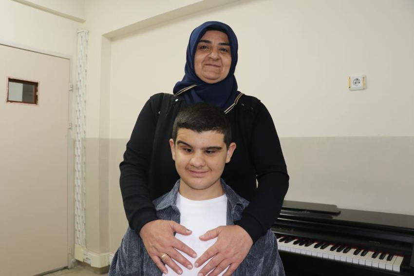 Görmüyor ama duyduğu her nota onu zirveye taşıyor! Sivaslı Kadir Alp'in yeteneği gören herkesi büyülüyor