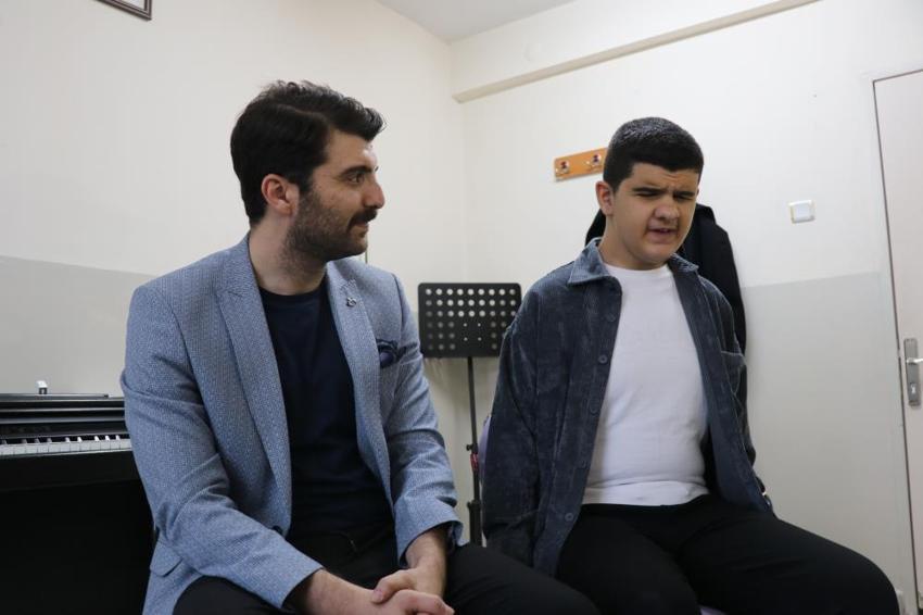 Görmüyor ama duyduğu her nota onu zirveye taşıyor! Sivaslı Kadir Alp'in yeteneği gören herkesi büyülüyor