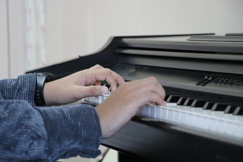 Görmüyor ama duyduğu her nota onu zirveye taşıyor! Sivaslı Kadir Alp'in yeteneği gören herkesi büyülüyor