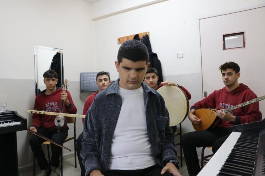 Görmüyor ama duyduğu her nota onu zirveye taşıyor! Sivaslı Kadir Alp'in yeteneği gören herkesi büyülüyor