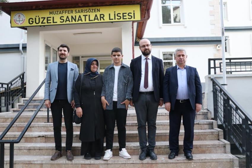 Görmüyor ama duyduğu her nota onu zirveye taşıyor! Sivaslı Kadir Alp'in yeteneği gören herkesi büyülüyor