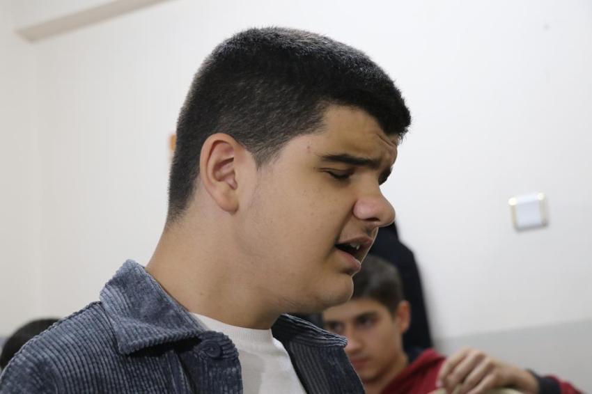 Görmüyor ama duyduğu her nota onu zirveye taşıyor! Sivaslı Kadir Alp'in yeteneği gören herkesi büyülüyor