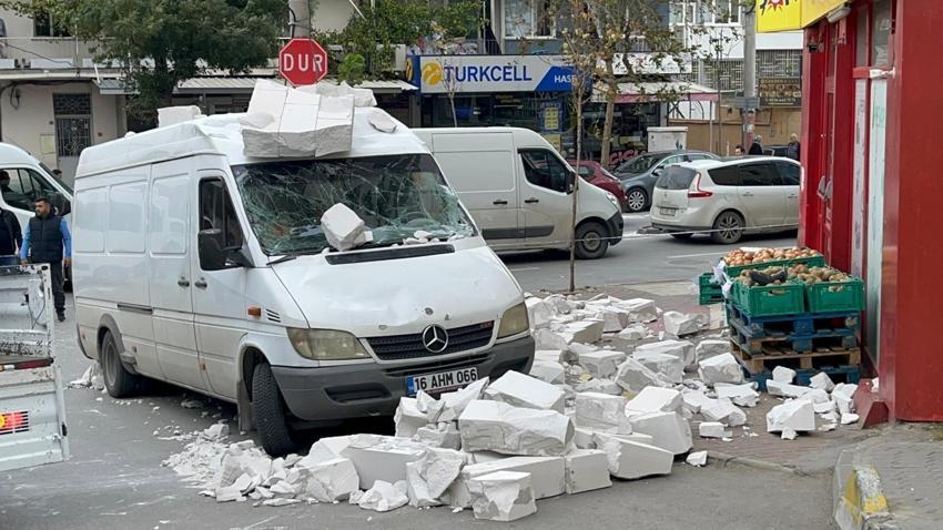 Bursa'da lodos 45 kilometre hızla etkili oldu! Çatılar uçtu, ağaçlar devrildi: O anlar güvenlik kamerasında