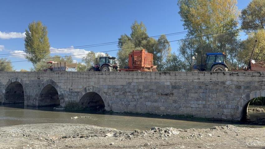 2 bin yıllık olduğu tahmin edilen tarihi köprü halen 7 köyün ulaşımını sağlıyor!